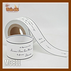 MC811 - Cuộn MICA nilong mẫu TRẮNG DÒNG CHỮ ĐEN quấn thành bánh CỨNG - Cao 8cm x 1kg (11/12)