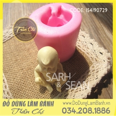 Khuôn silicone Bé trai ngồi ngậm tay nhỏ