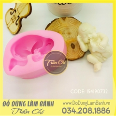 Khuôn silicone Bé trai nằm nghiêng ngậm chân