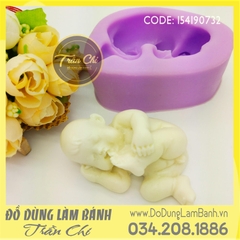 Khuôn silicone Bé trai nằm nghiêng ngậm chân