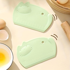 Dụng cụ cắt vét bột nhựa MÈO MOM có vạch chia 16×10.5cm - 1 cái (CBM16105)