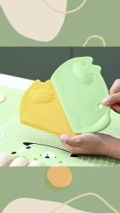 Dụng cụ cắt vét bột nhựa MÈO MOM có vạch chia 16×10.5cm - 1 cái (CBM16105)