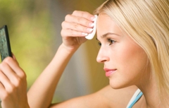 GIẢI ĐÁP: Tẩy trang kem chống nắng như thế nào để sạch da?