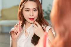 Son màu cam đào hợp với da nào? Top 4 thỏi son màu cam đào có dưỡng nên mua