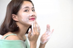 Giải đáp chi tiết: Dùng sữa rửa mặt có bị ăn nắng không?