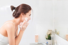 Sữa rửa mặt collagen là gì? Gợi ý 10 sản phẩm đáng dùng nhất 2022