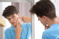 Hỏi đáp: Độ tuổi thích hợp để bắt đầu sử dụng sữa rửa mặt và lời khuyên từ chuyên gia