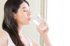 Uống Nước Bao Nhiêu Là Đủ Để Da Căng Bóng?