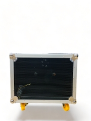 Tủ rack gỗ sử dụng cho phòng karaoke có cửa khóa trước, phía sau có quạt tản nhiệt, bánh xe