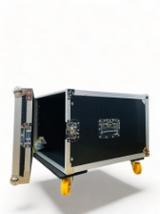 Tủ rack gỗ sử dụng cho phòng karaoke có cửa khóa trước, phía sau có quạt tản nhiệt, bánh xe