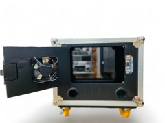 Tủ rack gỗ sử dụng cho phòng karaoke có cửa khóa trước, phía sau có quạt tản nhiệt, bánh xe
