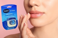 Sáp Dưỡng Môi Vaseline Mềm Mịn 7g - Hàng Nhật nội địa