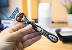 Dao cạo râu Gillette Fusion Nhật Bản 5 lưỡi kép ( 1 thân, 2 lưỡi, 1 pin)