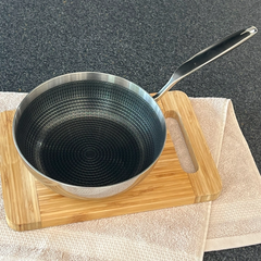 Chảo inox chống dính hoa văn nổi Tri-Ply đáy liền sâu lòng Kaiyo, size 26cm - Hàng Nhật nội địa