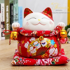 Mèo Thần Tài đỏ giơ 2 tay- Quạt Kim Vận Chiêu Tài