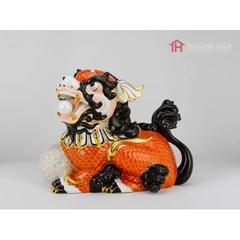 Tượng Kỳ lân Minh Long màu đỏ trang trí vàng 20x24x15(cm)