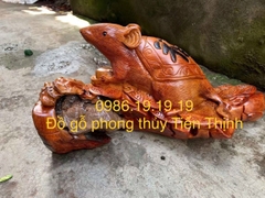 Tượng Chuột gỗ hương ôm đá