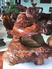 Tượng sư tổ đạt ma gỗ hượng Gia Lai ôm đá, cao cao 48cm rộng 48cm sâu 30cm