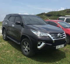 Innova: Đường dài 7.000đ/km. City tour nội thành 1.400.000đ/ngày.