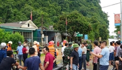 Nước lũ dâng lên tận nóc nhà, quốc lộ 7 ngập sâu hơn 1m