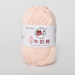 Sợi sơnin (chenille), thành phần 100% sợi dệt sơ vụn polyester, dạng cuộn, đã đóng gói bán lẻ, dùng trong đan len thủ công, 50g/cuộn