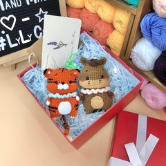 Móc Khoá Len LYLYCRAFT 12 Con Giáp Bằng Len Baby Yarn, Hộp Quà Tặng Ngày Lễ, Tốt Nghiệp, Sinh Nhật, Valentine ( Có sẵn)