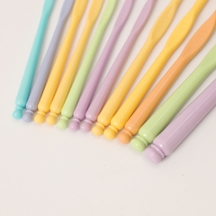 Bộ 12 kim móc len bằng nhựa, tông màu pastel với nhiều màu sắc xinh xắn size 2.0-10.0mm