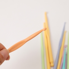Bộ 12 kim móc len bằng nhựa, tông màu pastel với nhiều màu sắc xinh xắn size 2.0-10.0mm