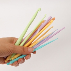 Bộ 12 kim móc len bằng nhựa, tông màu pastel với nhiều màu sắc xinh xắn size 2.0-10.0mm