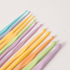 Bộ 12 kim móc len bằng nhựa, tông màu pastel với nhiều màu sắc xinh xắn size 2.0-10.0mm