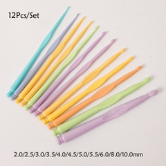 Bộ 12 kim móc len bằng nhựa, tông màu pastel với nhiều màu sắc xinh xắn size 2.0-10.0mm