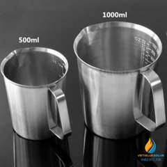 Ca inox 304 có chia vạch, có tay cầm, có mỏ, dung tích 1000ml