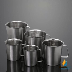 Ca inox 304 có chia vạch, có tay cầm, có mỏ rót, dung tích 2000ml