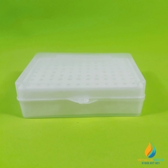 Hộp đầu côn pipet hút 1ml, 100 lỗ, đường kính lỗ 8mm, có chốt khóa, vỏ trắng, ruột xanh, có chốt khóa