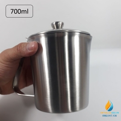 Ca Inox 304 có nắp, dung tích 700ml, vạch chia, có quai, có cỏ rót