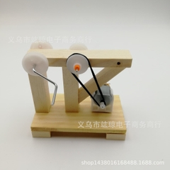Máy phát điện chuyển hóa cơ năng thành điện năng, sạc được điện thoại