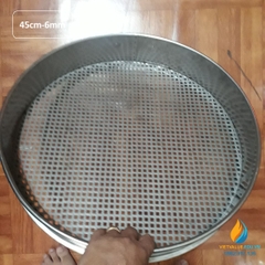 Sàng rây tiêu chuẩn đường kính 45cm, lỗ vuông 6mm, chất liệu inox không gỉ, lỗ đúc