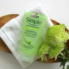 Sữa rửa mặt Simple Kind to Skin Refreshing Facial Wash Gel 
