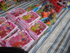 Các loại đồ chơi trẻ em bày bán tràn lan