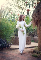 Áo dài trắng với hoa loa kèn 1