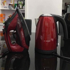 Bàn Là Bosch TDA503001P 3000W màu đỏ rực rỡ