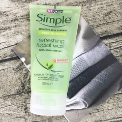Sữa rửa mặt Simple Kind to Skin Refreshing Facial Wash