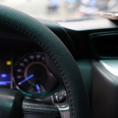 Bọc Vô Lăng CIND 1561 Size M Màu Đen Chỉ Đỏ - Nhập Khẩu Chính Hãng