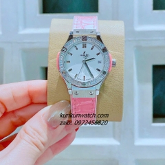 Đồng Hồ Nữ Hublot Classic Fusion Đính Viền Đá Vuông Lịch Ngày Dây Silicone Da Vân Hồng Silver 30mm 1