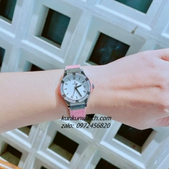 Đồng Hồ Nữ Hublot Classic Fusion Đính Viền Đá Vuông Lịch Ngày Dây Silicone Da Vân Hồng Silver 30mm