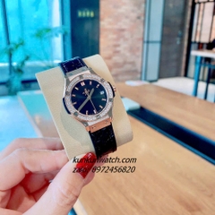 Đồng Hồ Nữ Hublot Classic Fusion Đính Đá Lịch Ngày Dây Silicone Da Vân Đen Rose Gold 30mm