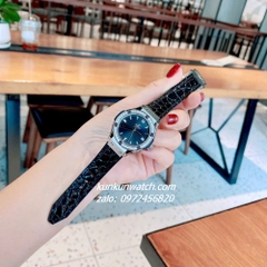 Đồng Hồ Nữ Hublot Classic Fusion Đính Đá Lịch Ngày Dây Silicone Da Vân Đen Silver 30mm