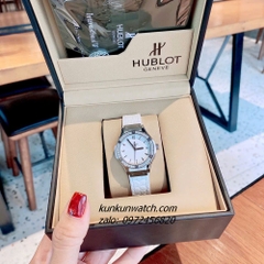 Đồng Hồ Nữ Hublot Classic Fusion Đính Đá Lịch Ngày Dây Silicone Da Vân Trắng Silver 30mm