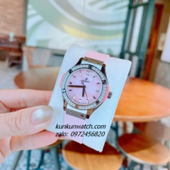 Đồng Hồ Nữ Hublot Classic Fusion Đính Đá, Khảm Trai, Lịch Ngày Dây Silicone Hồng Silver 30mm