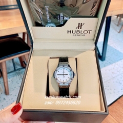 Đồng Hồ Nữ Hublot Classic Fusion Đính Đá Lịch Ngày Dây Silicone Da Vân Đen Silver Mặt Trắng 30mm